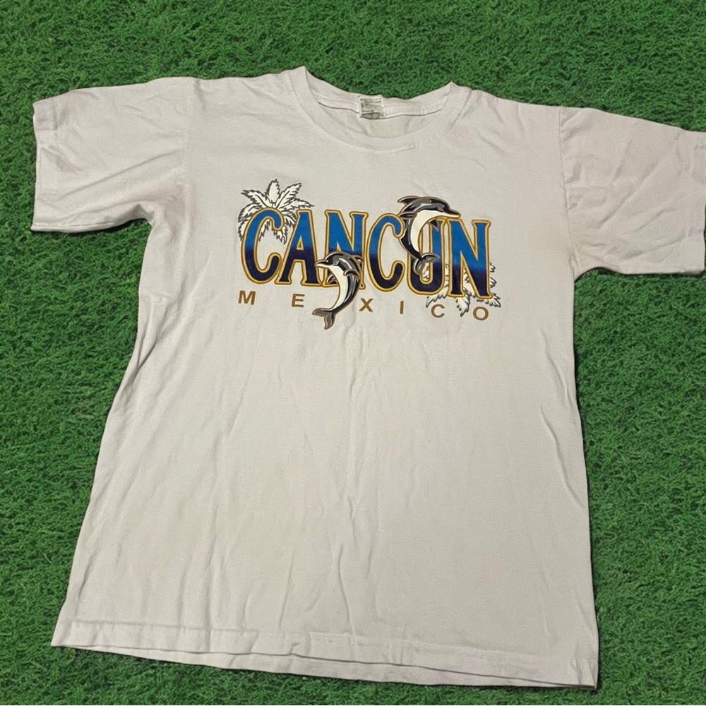 Vintage Cancun Mexico Dolphin Vacation shirt 
Size Medium
